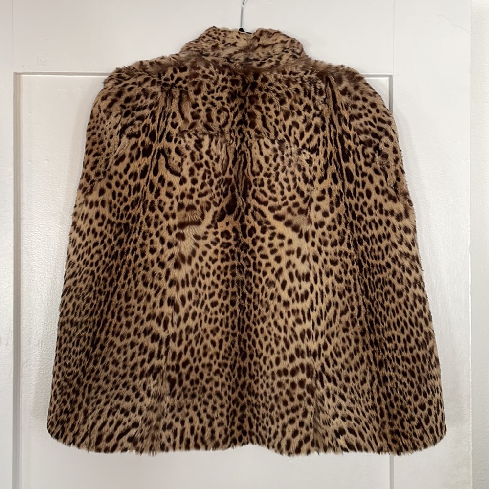 Vintage Fur Leopard-like Cropped Cape w/ Red Interior - Picture 2 of 6